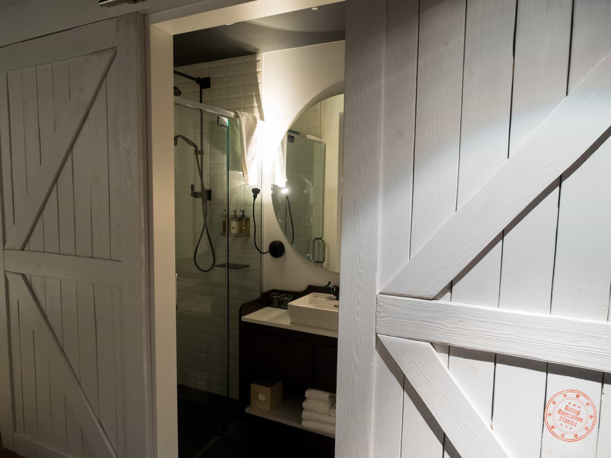 Le Germain Hotel Charlevoix Family Room Bathroom