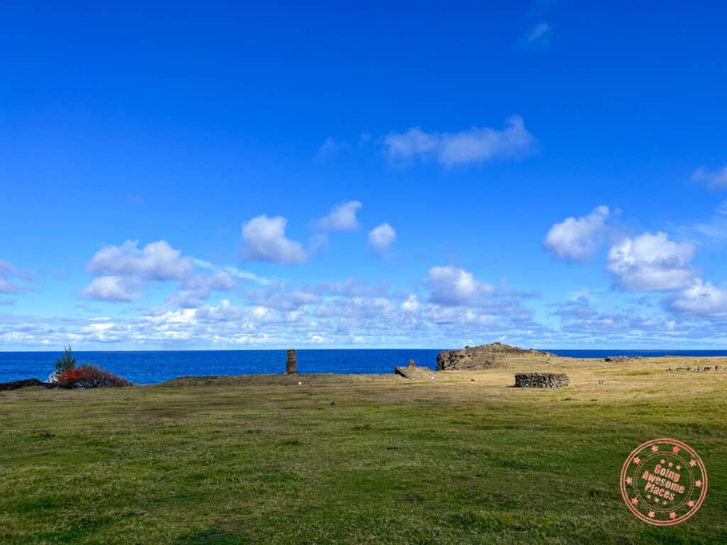 ahu hanga kio'e moai in hanga roa easter island
