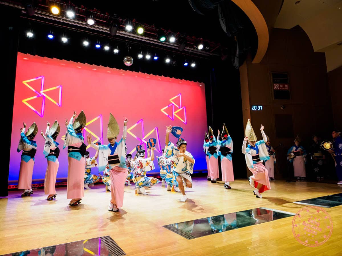 awa odori dance performance show in tokushima