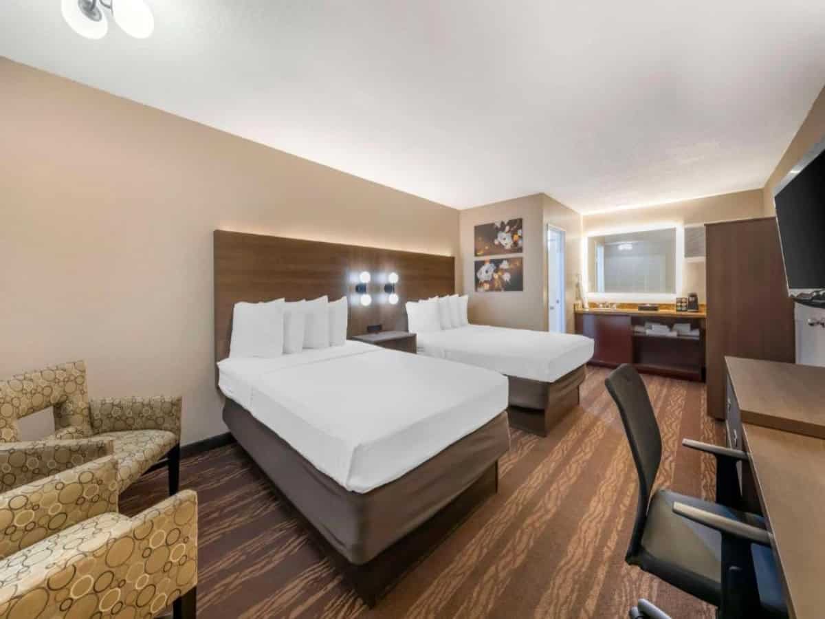 standard double room at best western plus stovall's inn