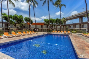best western the plaza hotel outdoor pool and seating