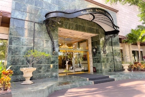 entrance to charming royal garden condo in Waikiki