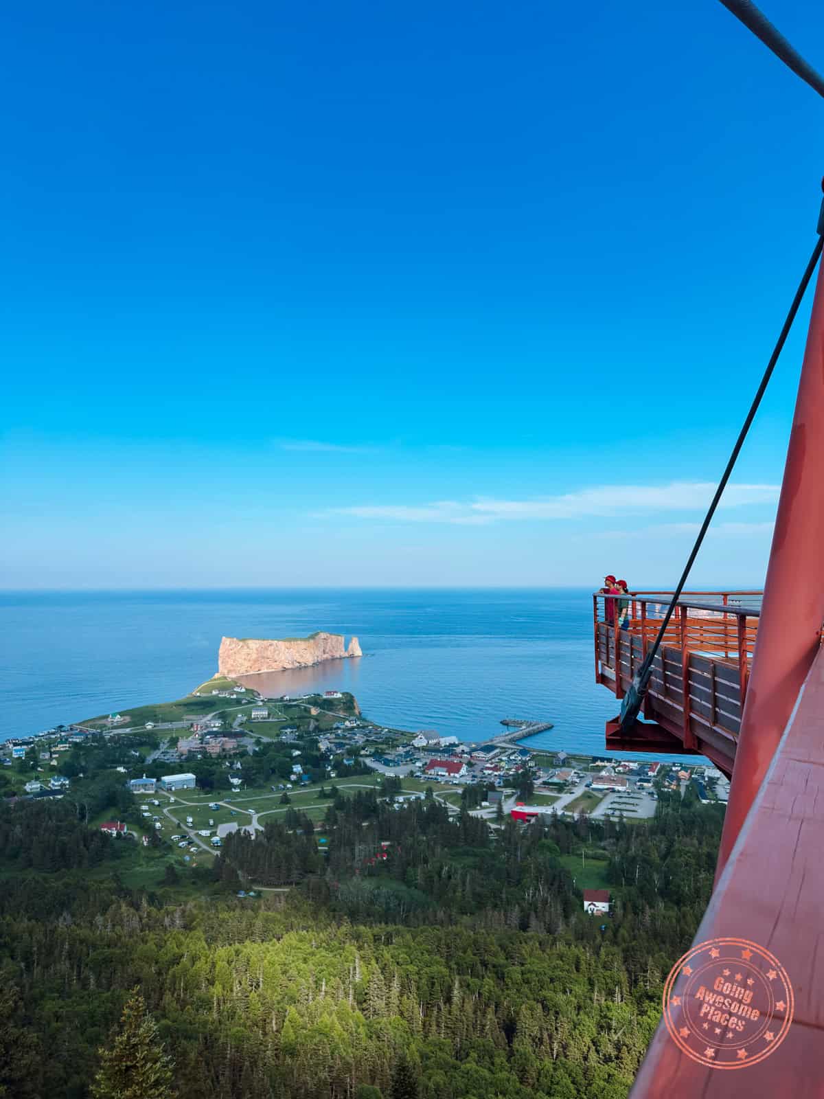 couple looking out from plateforme vitree suspendue in perce