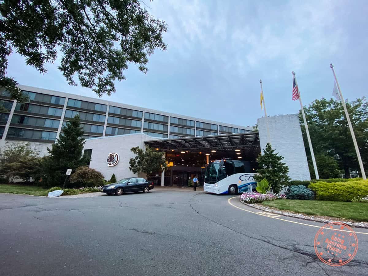 doubletree by hilton somerset in new jersey's hotel driveway