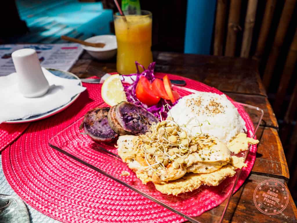 dulce mar healthy lunch options with chicken rice and chips