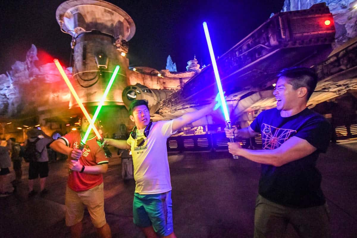 epic lightsaber clash in galaxy's edge in one day disneyland itinerary