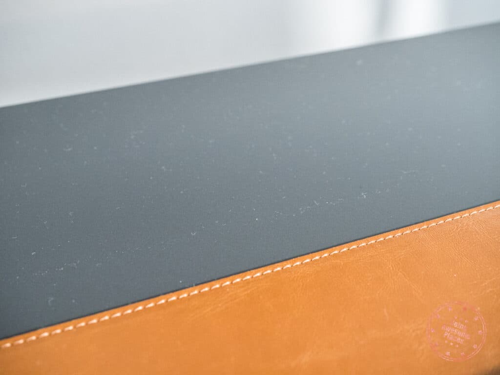 ergonofis shift 2.0 deep black shows dust easily