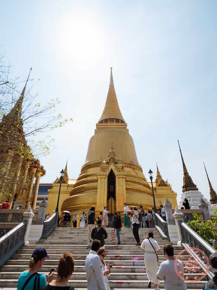 golden phra siratana chedi at bangkok grand apalce