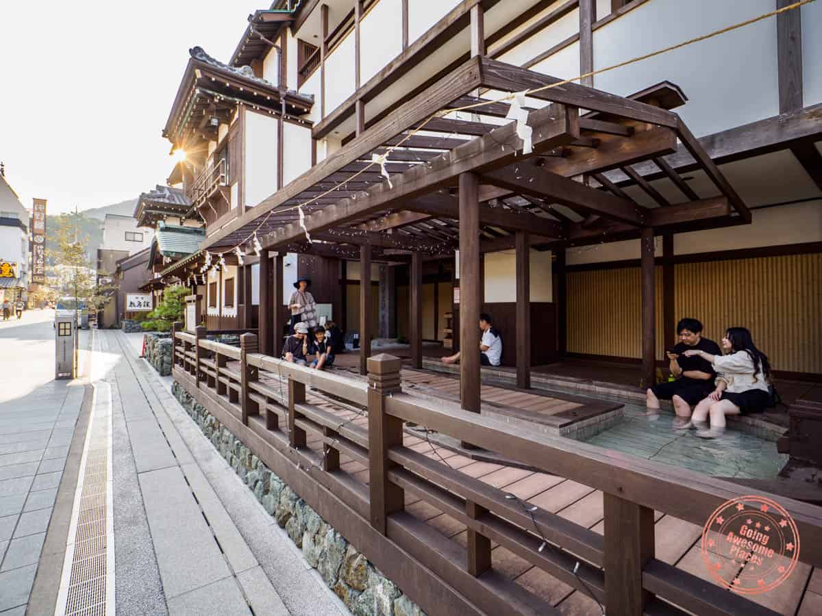 kotohira town free foot onsen