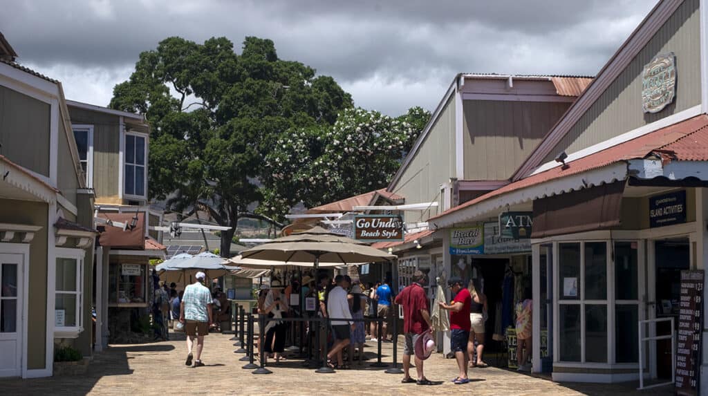 lahaina shopping with stores and boutiques near front street