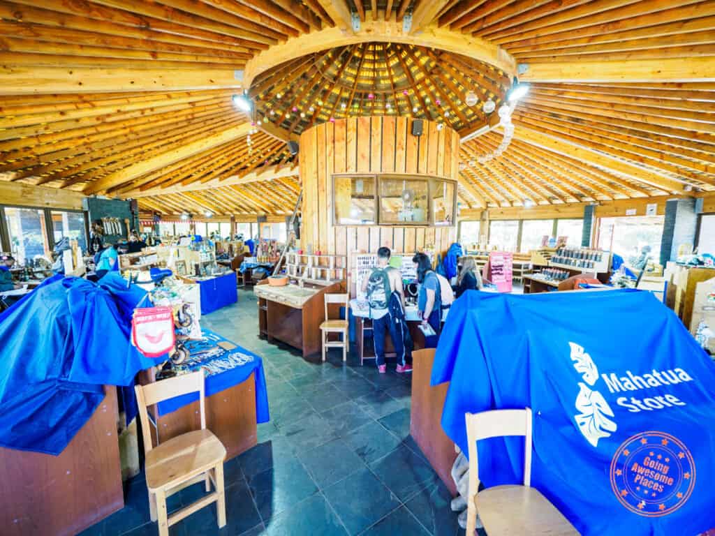 mercado artesanal souvenir market on easter island