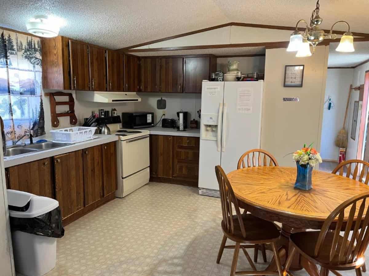 kitchen and dining area at smokey mountain overlook