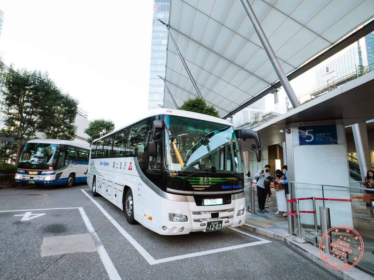 tokyo fuji five lakes liner bus at tokyo station