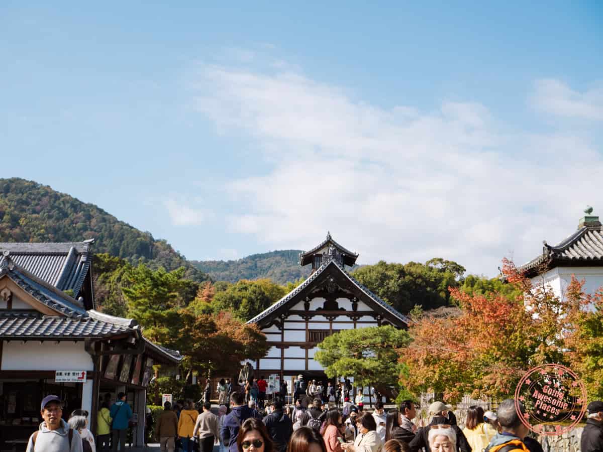 tourist crowds at tenryu-ji temple in arashiyama
