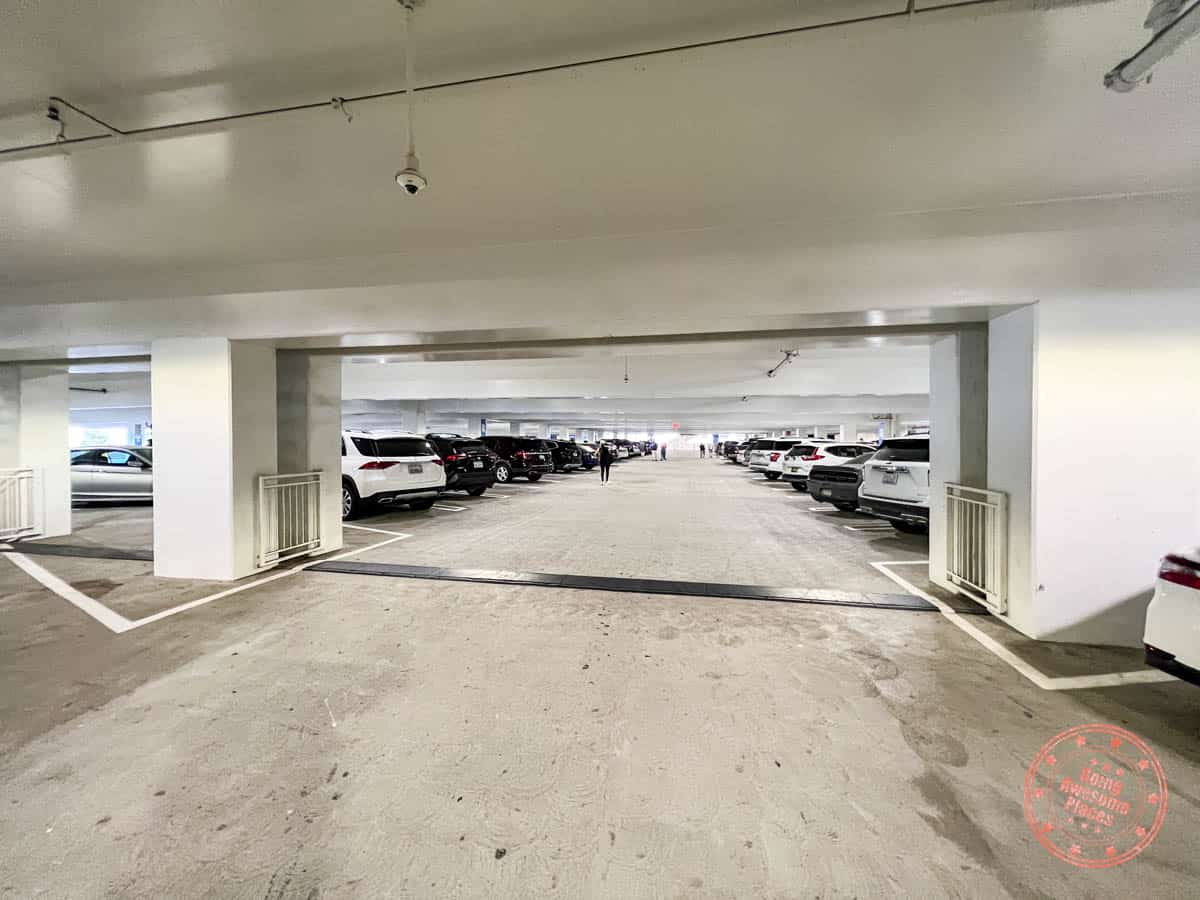 inside universal studios et parking garage