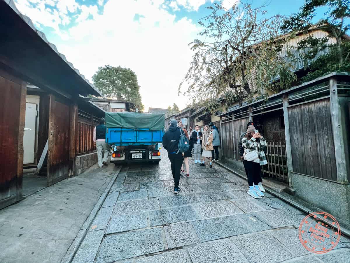 yasaka pagoda photography spot with crowd